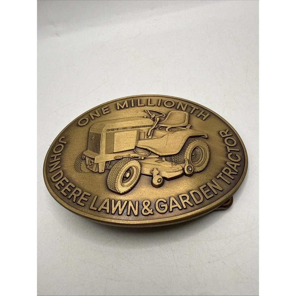 JOHN DEERE 1984 ONE MILLIONTH MODEL 318 LAWN TRACTOR GOLD BELT BUCKLE‎ NIB